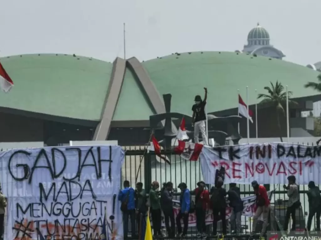 Sejumlah mahasiswa dari berbagai perguruan tinggi di Indonesia menggelar demo di depan gedung DPR, Jakarta, Selasa (24/9). (Antara/Muhammad Adimaja).