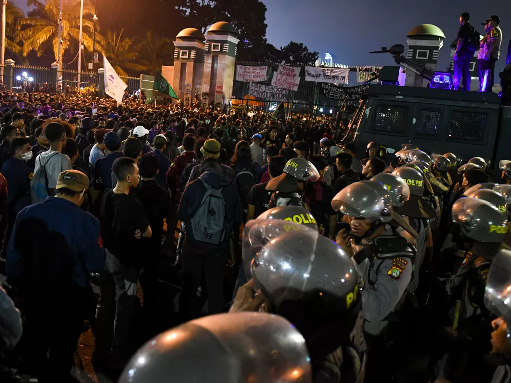 Massa mahasiswa berunjuk rasa di depan kompleks Parlemen, Jakarta, Senin (23/9) malam. (Antara/Galih Pradipta).