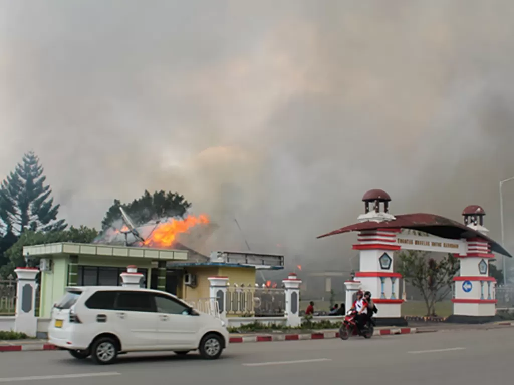 Kantor Bupati Jayawijaya yang terbakar saat aksi unjuk rasa di Wamena, Jayawijaya, Papua, Senin (23/9/2019). (Antara/Marius Wonyewun)