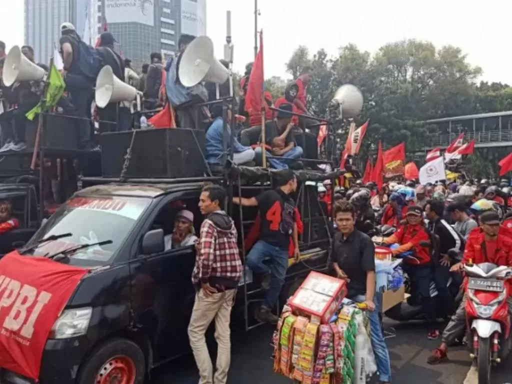 Massa dari aliansi Gerakan Buruh Bersama Rakyat (Gebrak) Jabodetabek bergabung dengan ratusan mahasiswa asal Bekasi di kawasan Monas, Jakarta Pusat untuk menuju Gedung DPR, Selasa (24/9). (Antara/Andi Firdaus).