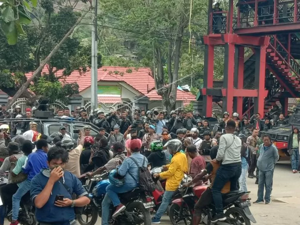 Pengunjuk rasa melakukan aksi di depan Kampus Universitas Cenderawasih, Abepura, Jayapura, Papua, Senin (23/9/2019). (ANTARA FOTO/Faisal Narwawan/wpa/foc)