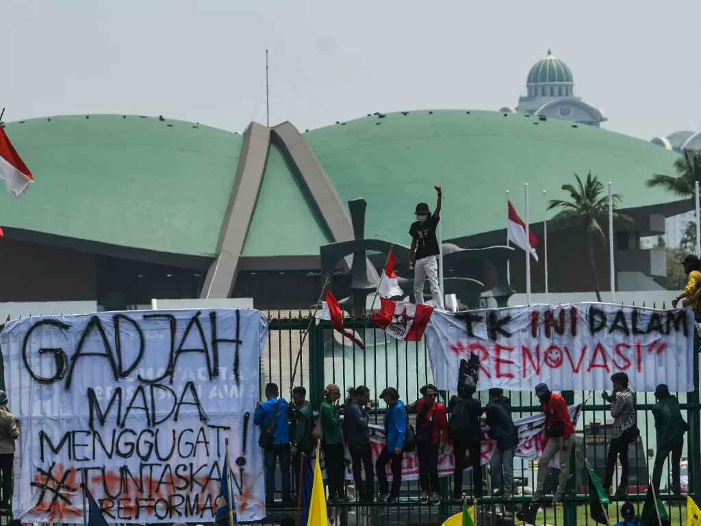Sejumlah mahasiswa dari berbagai perguruan tinggi di Indonesia berunjuk rasa di depan gedung DPR, Jakarta, Selasa (24/9). (Antara/Muhammad Adimaja)