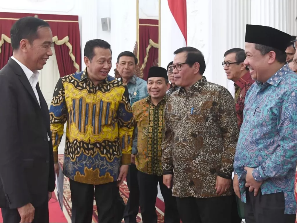 Presiden Joko Widodo (kiri) didampingi sejumlah menteri, bertemu dengan pimpinan DPR RI di Istana Merdeka, Senin (23/9). (setkab.go.id)