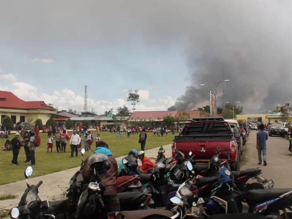 Ilustrasi kerusuhan di Papua, Senin (23/9). (Antara/Marius Wonyewun)
