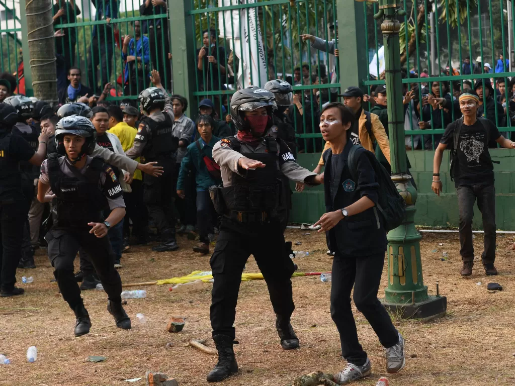 Polisi menghalau massa saat kericuhan dalam unjuk rasa di depan kompleks Parlemen di Jakarta, Selasa (24/9). (Antara/Aditya Pradana Putra)