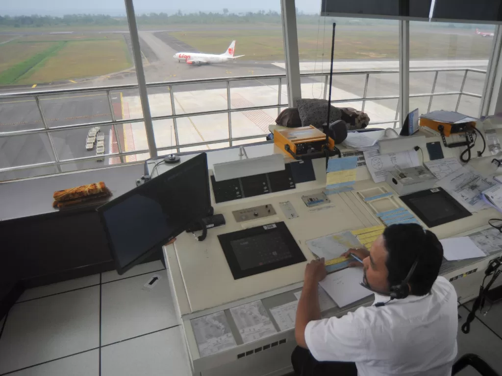 Ilustrasi petugas Air Traffic Control (ATC) yang memandu keberangkatan pesawat. (Antara/Iggoy el Fitra)