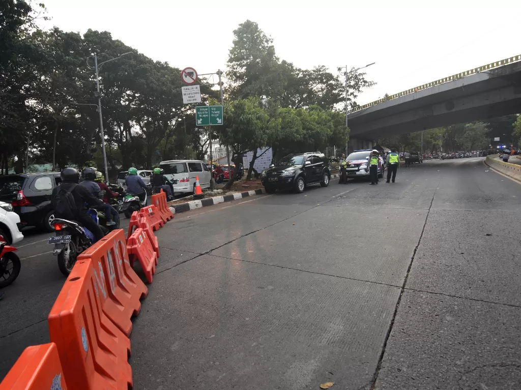Polisi melakukan penutupan jalan di kawasan Gatot Subroto, Jakarta, Jumat (20/09/2019). Penutupan jalan itu dilakukan akibat adanya aksi unjuk rasa di depan gedung DPR/MPR dari massa yang pro dan kontra terhadap revisi UU KPK. (Antara/Indrianto Eko Suwars