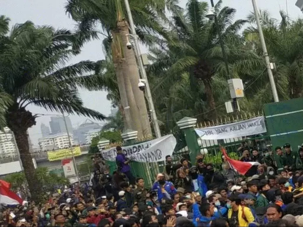 Sejumlah mahasiswa berunjuk rasa di depan Gedung DPR/MPR, Senayan, Jakarta. (Antara/Boyke Ledy)