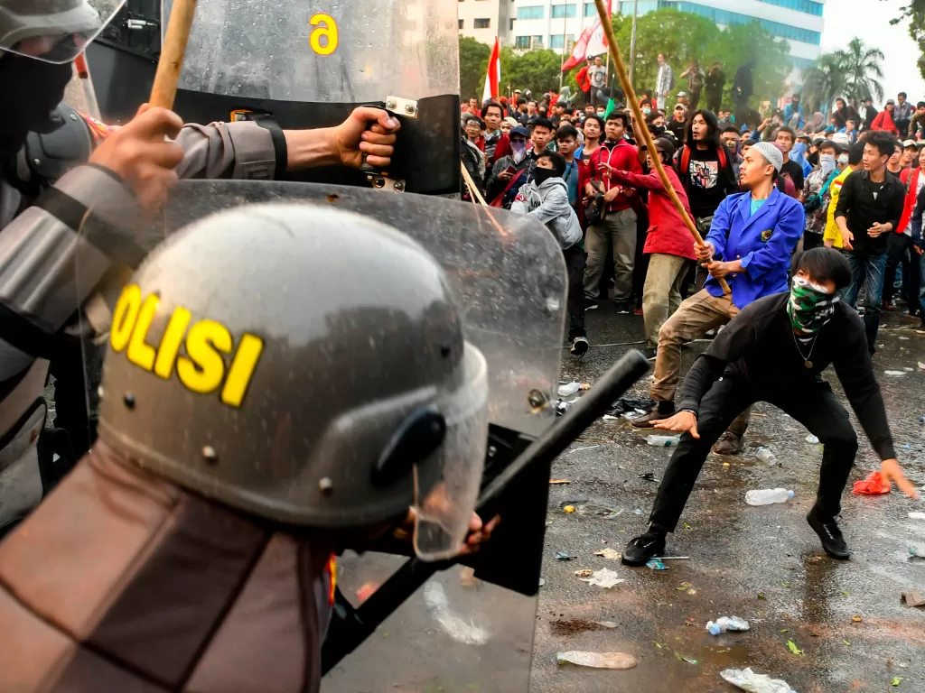 Mahasiswa terlibat kericuhan dengan petugas kepolisian saat mengikuti aksi di depan kompleks Parlemen, Senayan, Jakarta, Selasa (24/9). Ribuan mahasiswa dari berbagai perguruan tinggi melakukan aksi untuk menolak UU KPK dan pengesahan RUU KUHP. (Anta