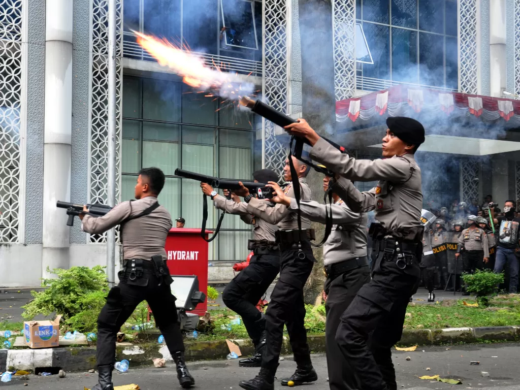 Ilustrasi Polisi tengah menembakkan gas air mata. (Antara Foto/Septianda Perdana)