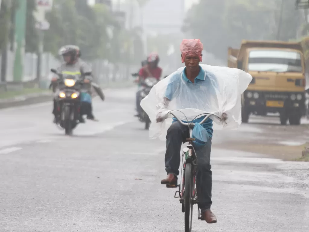 Kabut asap mulai berkurang saat hujan turun di Lhokseumawe, Aceh. (Antara/Rahmad)