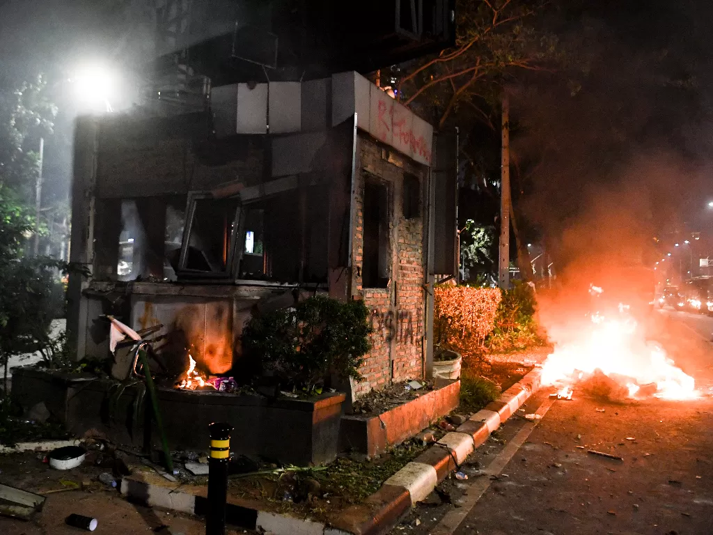 Selain Pos Polisi Slipi, massa juga membakar pos polisi di Jalan Gerbang Pemuda, Senayan, Jakarta, Selasa (24/9). (Antara/Hafidz Mubarak A).