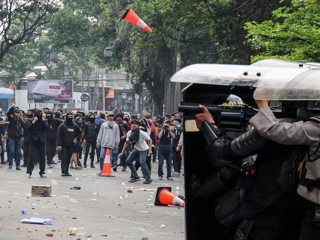 Aksi unjuk rasa di Gedung DPRD Jawa Barat, Selasa (24/9). (Antara/Novrian Abri)