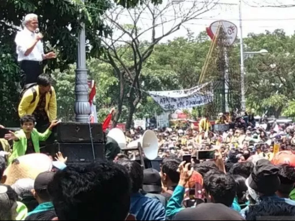 Gubernur Jawa Tengah (Jateng) Ganjar Pranowo menemui ribuan mahasiswa yang berunjuk rasa menolak UU KPK hasil revisi dan RUU KUHP di depan gerbang DPRD Provinsi Jateng, Semarang. (Antara/Wisnu Adhi)