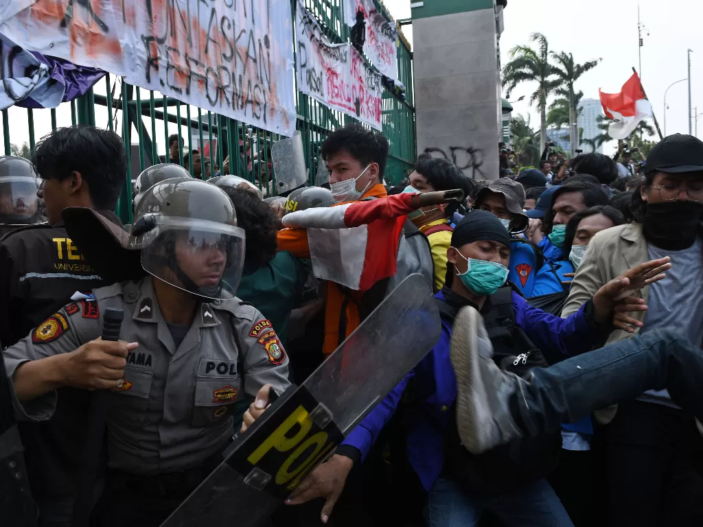 Ilustrasi - massa mahasiswa terlibat saling dorong dengan sejumlah polisi saat aksi unjuk rasa di depan kompleks Parlemen di Jakarta, Selasa (24/9). (Antara/Aditya Pradana Putra).