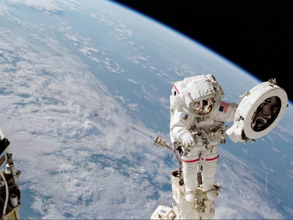 Seorang astronot melakukan pekerjaan di Stasiun Luar Angkasa Internasional. (NASA)