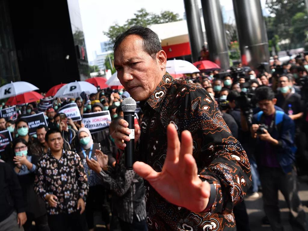 Wakil Ketua KPK Saut Situmorang berorasi saat berlangsung aksi unjuk rasa pegawai KPK di kantor KPK, Jakarta, Jumat (6/9). (Antara/Sigid Kurniawan).