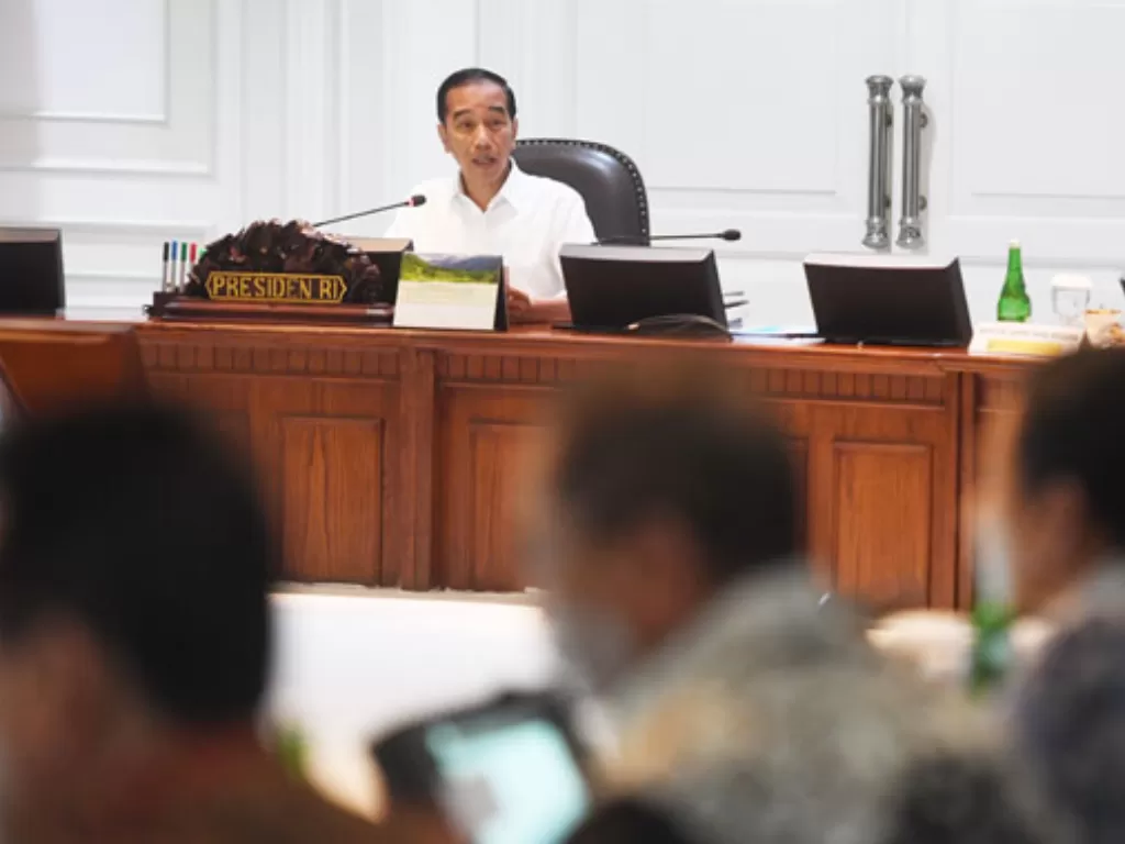 Presiden Joko Widodo memimpin rapat kabinet terbatas (ratas) di Kantor Presiden, Jakarta, Rabu (25/9/2019). Ratas itu membahas soal penataan dan persyaratan penanaman modal. (ANTARA FOTO/Akbar Nugroho Gumay)
