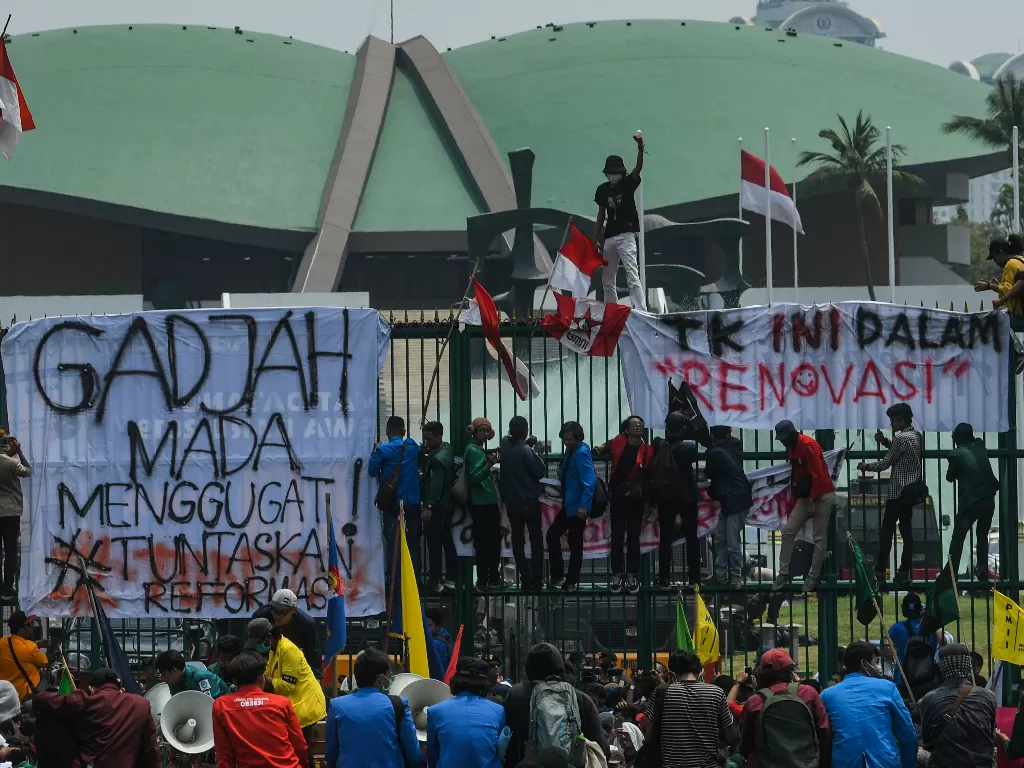 Sejumlah mahasiswa dari berbagai perguruan tinggi di Indonesia berunjuk rasa di depan gedung DPR, Jakarta, Selasa (24/9). (Antara/Muhammad Adimaja).