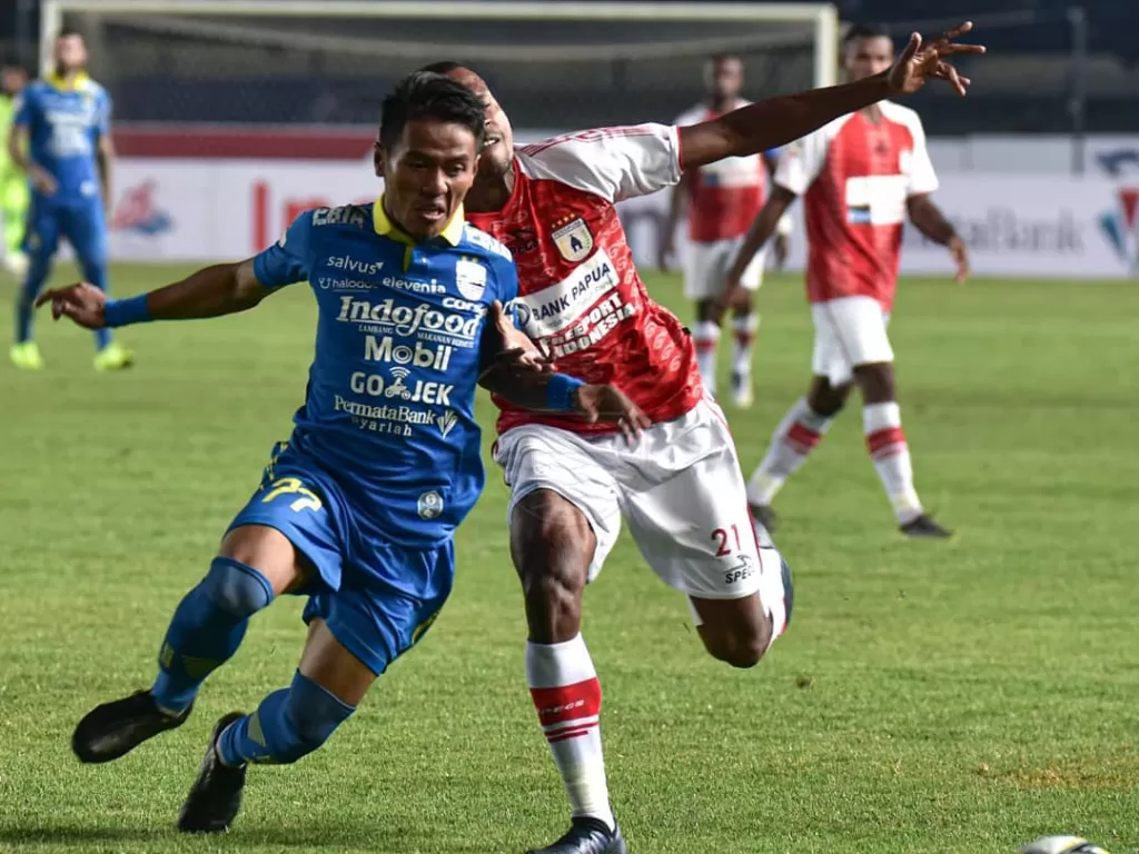 Pemain sayap kiri Persib Bandung, Ghozali Siregar (kiri). (Instagram/@persib_official)