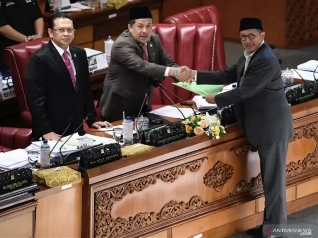 Pimpinan DPR Fahri Hamzah (kedua kiri) dan Bambang Soesatyo (kiri) menerima tanggapan pemerintah dari Menteri Agama Lukman Hakim Saifuddin menjelang pengesahan RUU Pesantren menjadi UU di Kompleks Parlemen Senayan, Jakarta, Selasa (24/9).  (Antara/Puspa P