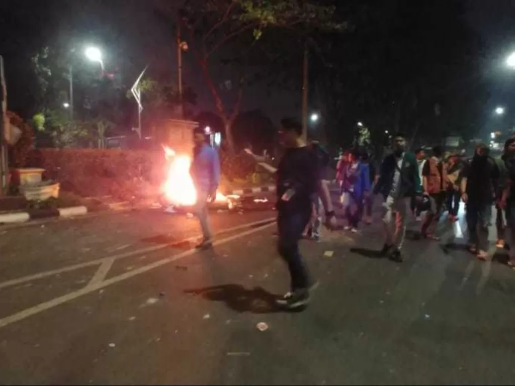 Massa dipukul mundur pihak kepolisian di kawasan Gelora Bung Karno, Senayan, Selasa (24/9). (Indozone/Muhammad Ivan Rida)