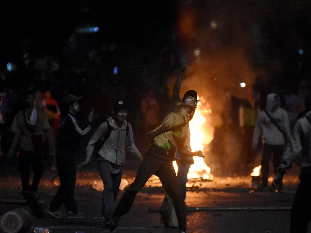 Pelajar melempari polisi dengan batu saat melakukan aksi unjuk rasa di kawasan Pejompongan, Jakarta, Rabu (25/9/2019). ANTARA FOTO/Indrianto Eko Suwarso/nz