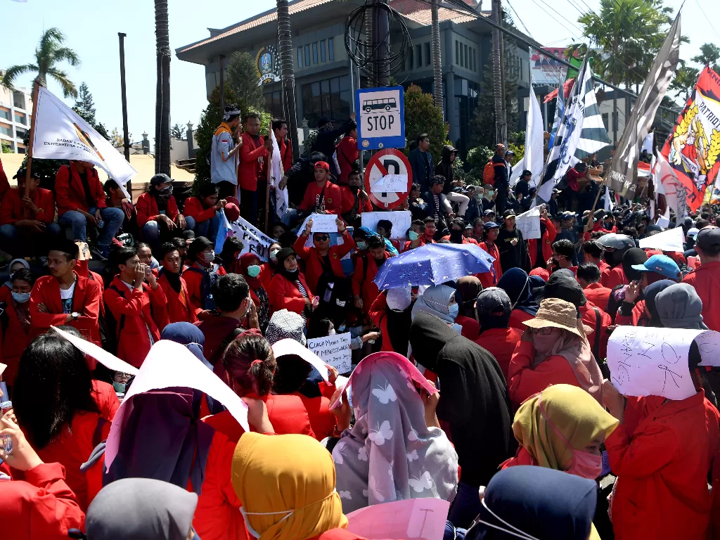 Mahasiswa dari berbagai perguruan tinggi melakukan unjuk rasa menentang UU KPK dan RKUHP di depan kantor DPRD Jatim, Surabaya, Jawa Timur, Rabu (25/9). (Antara/Zabur Karuru).