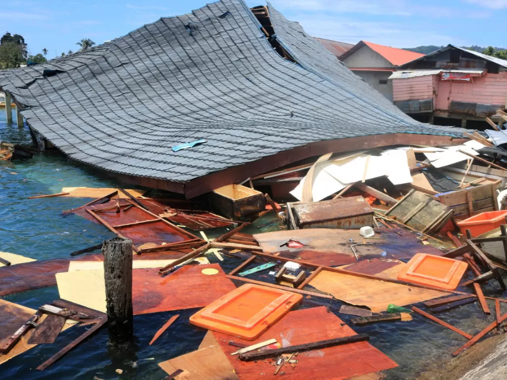 Bangunan Pasar Apung Desa Tulehu yang roboh akibat gempa bumi di Ambon, Maluku, Kamis (26/9). (Antara/Izaac Mulyawan)