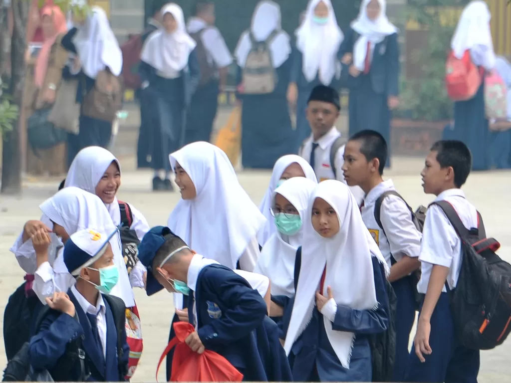 Sejumlah siswa bersiap pulang usai mendapat pengumuman sekolah diliburkan, di SMP Negeri 54 Palembang, Sumsel, Senin (23/9). (Antara/Feny Selly).