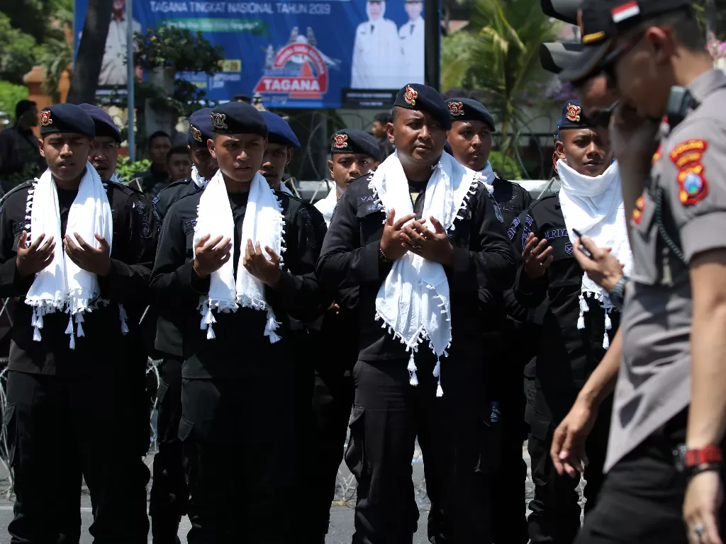 Polisi mengamankan aksi unjuk rasa berbagai elemen massa di depan Gedung DPRD Jawa Timur, Surabaya, Kamis (26/9). (Antara/Didik Suhartono)