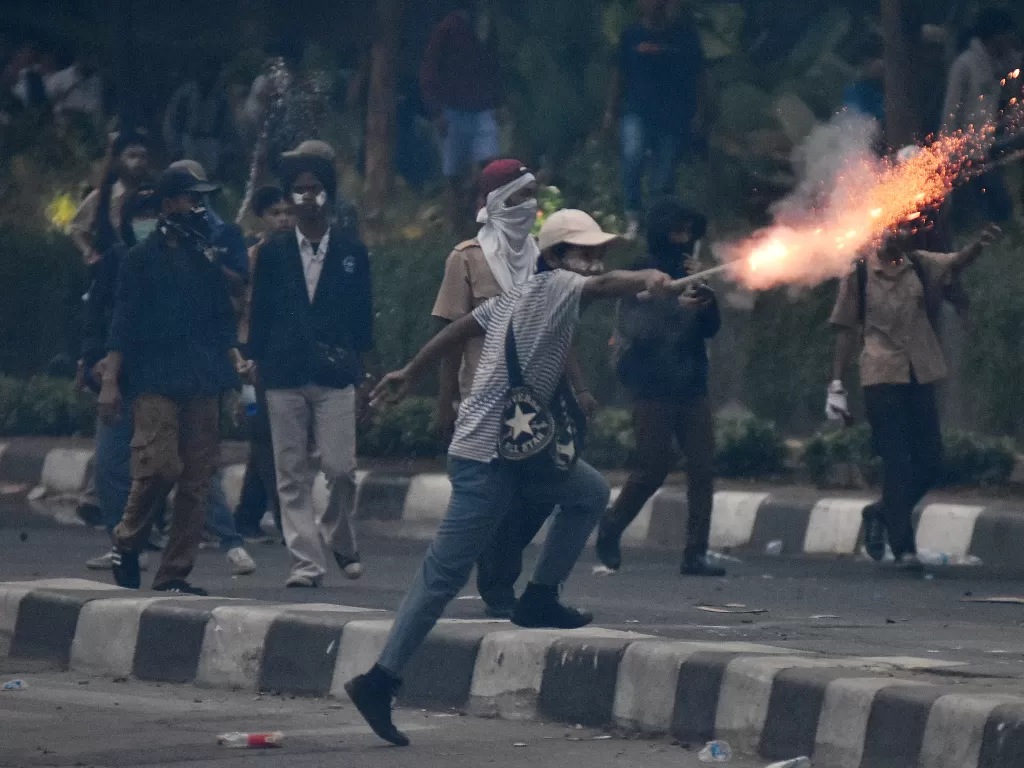 Ilustrasi - Pelajar menyulut kembang api ke arah polisi saat melakukan aksi unjuk rasa di kawasan Pejompongan, Jakarta, Rabu (259). (Antara/Indrianto Eko Suwarso).