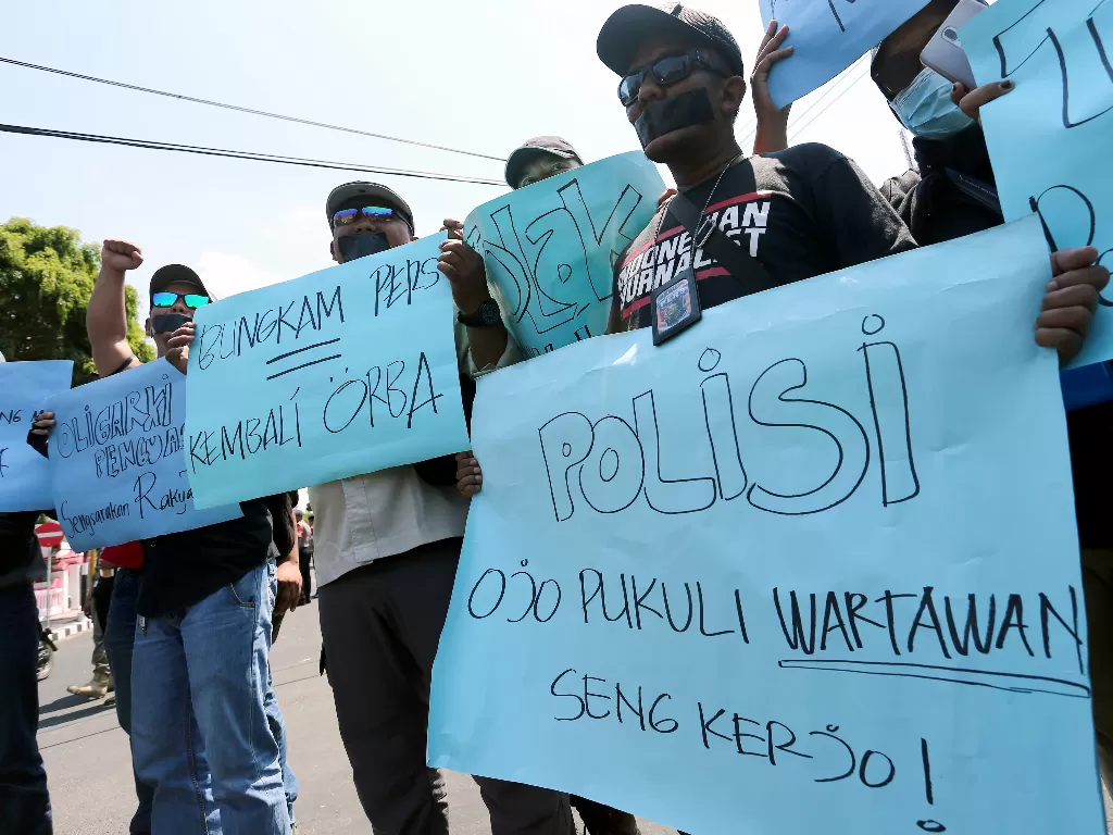 Sejumlah jurnalis berunjuk rasa di depan gedung DPRD Kota Blitar, Jawa Timur, Rabu (25/9). Jurnalis yang tergabung di PWI dan IJTI menuntut Kapolri untuk menindak tegas oknum polisi yang melakukan kekerasan terhadap wartawan yang meliput aksi demonstrasi 