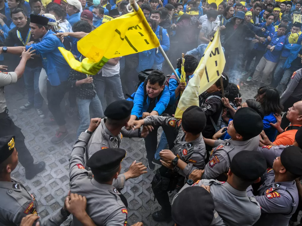 Ilustrasi - Mahasiswa yang tergabung dalam Pergerakan Mahasiswa Islam Indonesia (PMII) menyerang petugas kepolisian yang berusaha memadamkan api saat demo di depan gedung KPK, Jumat (20/9). (Antara/Muhammad Adimaja).