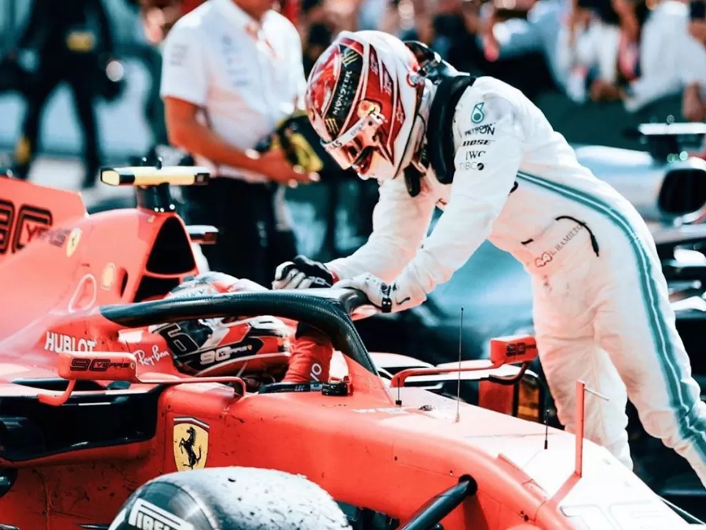 Lewis Hamilton memberi ucapakan selamat kepada pembalap Ferrari, Charles Leclerc atas performa impresifnya di Singapura. (Instagram/@lewishamilton)