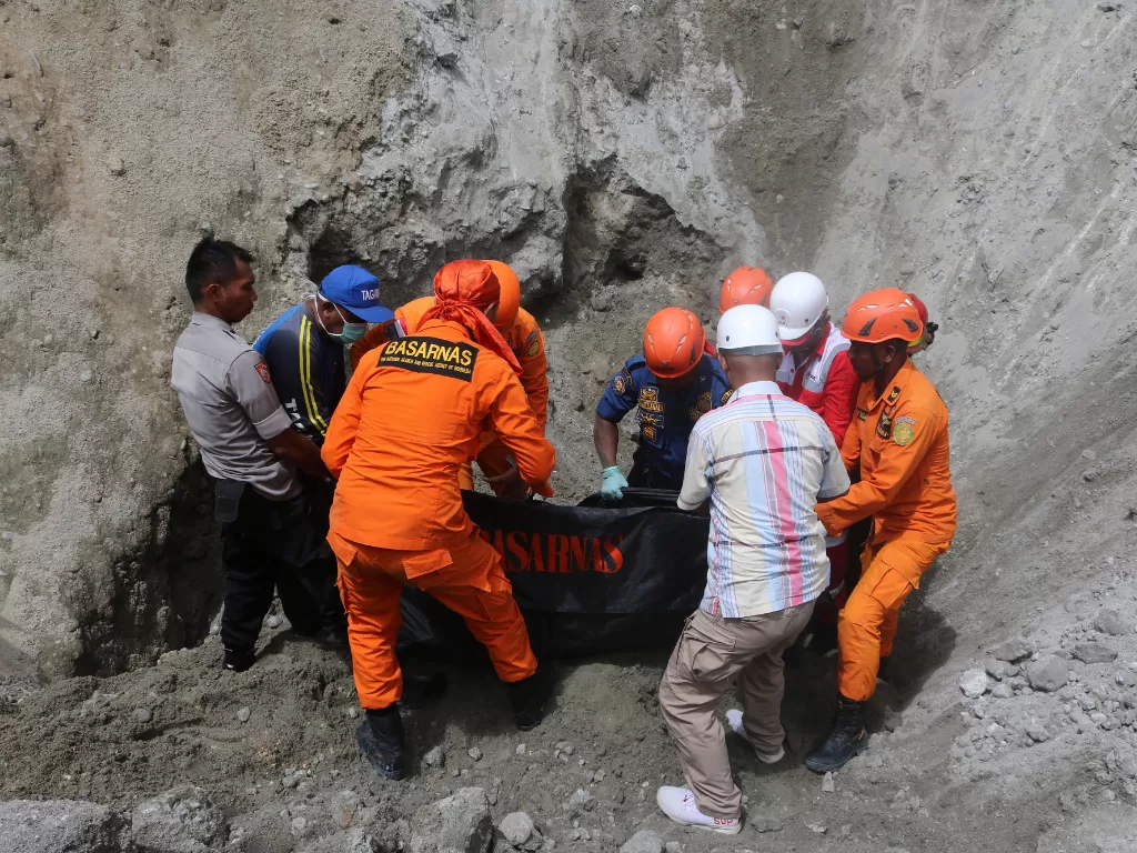 Tim SAR gabungan mengevakuasi jenazah yang tertimbun longsoran bukit pasir akibat gempa mengguncang Ambon. (Antara/Izaac Mulyawan)