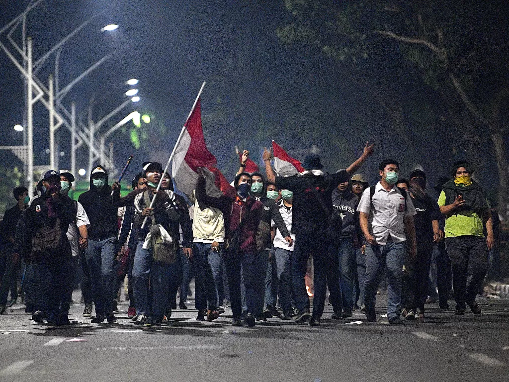 Sejumlah pelajar mengikuti unjuk rasa di Jalan Gerbang Pemuda, Senayan, Jakarta, Selasa (24/9) malam. (Antara/Sigid Kurniawan).
