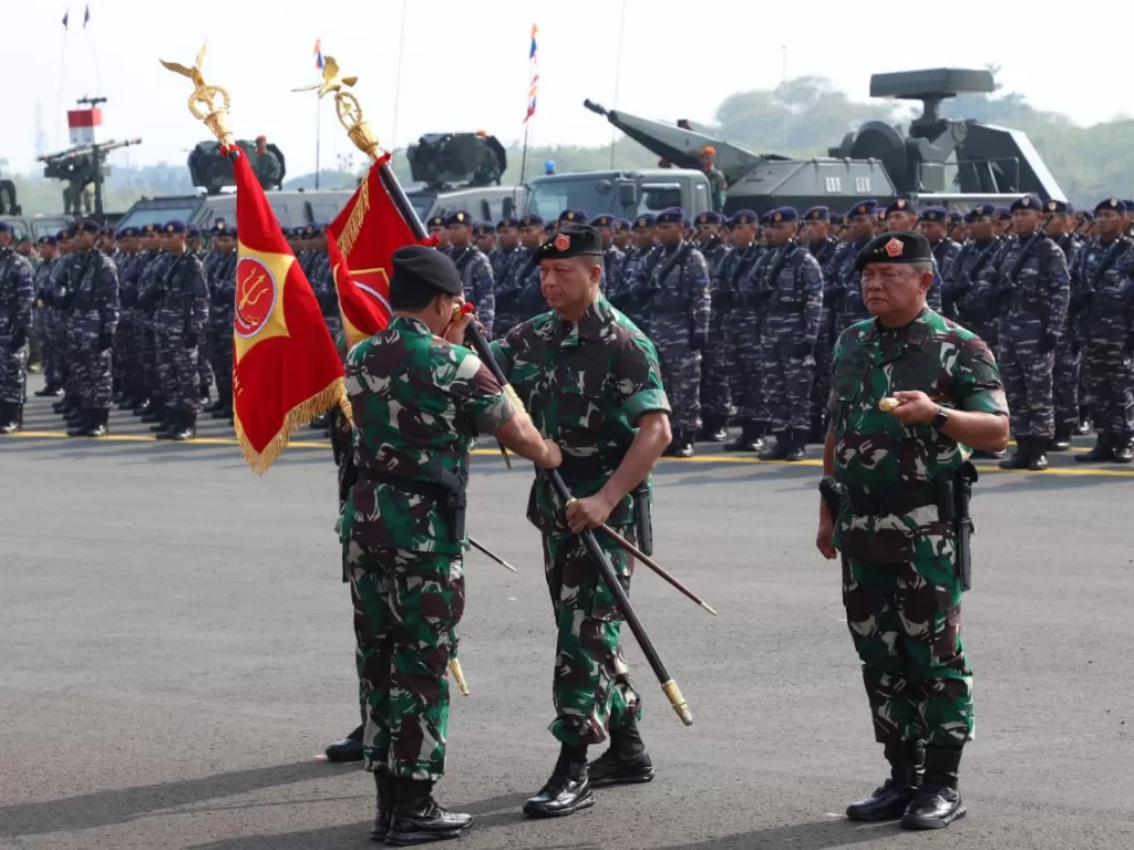 Panglima TNI saat menyerahkan Pataka Kogabwilhan II. (Puspen TNI)