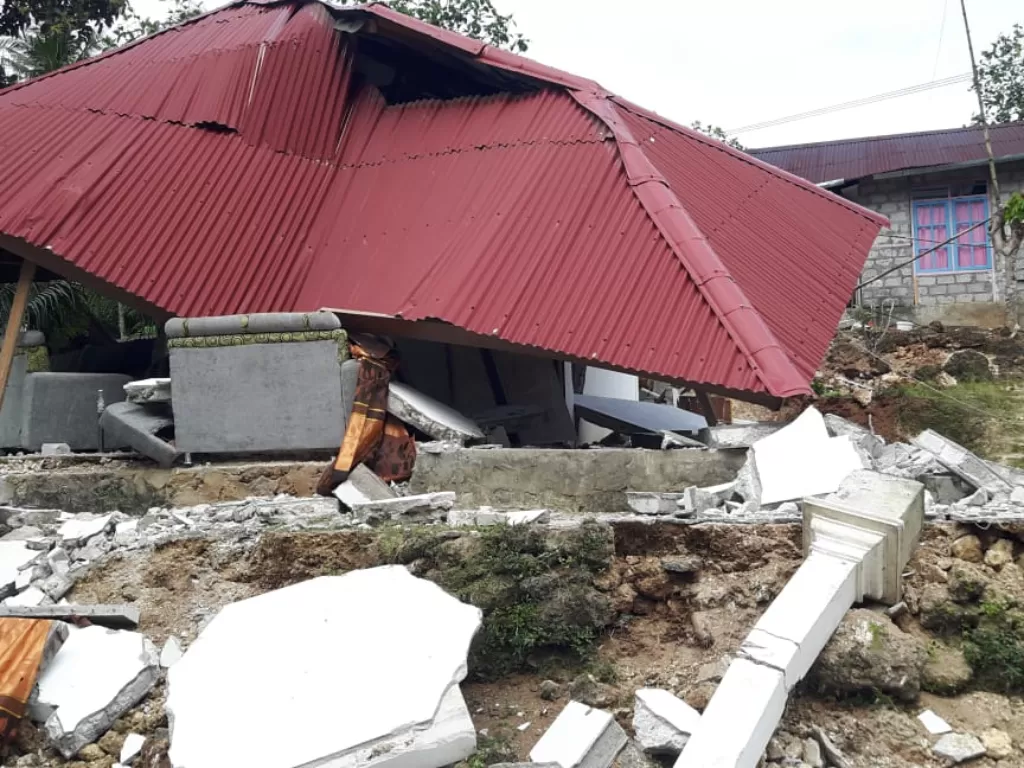 Rumah yang roboh akibat gempa di Ambon, Maluku (BNPB)