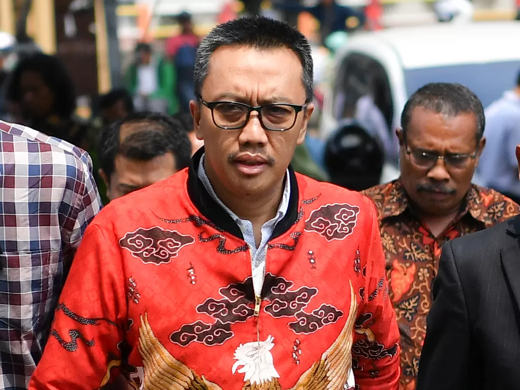 Mantan Menteri Pemuda dan Olahraga Imam Nahrawi (tengah) tiba di Gedung KPK sebelum menjalani pemeriksaan di Gedung KPK Jakarta, Jumat, (27/9). (Antara/Nova Wahyudi)