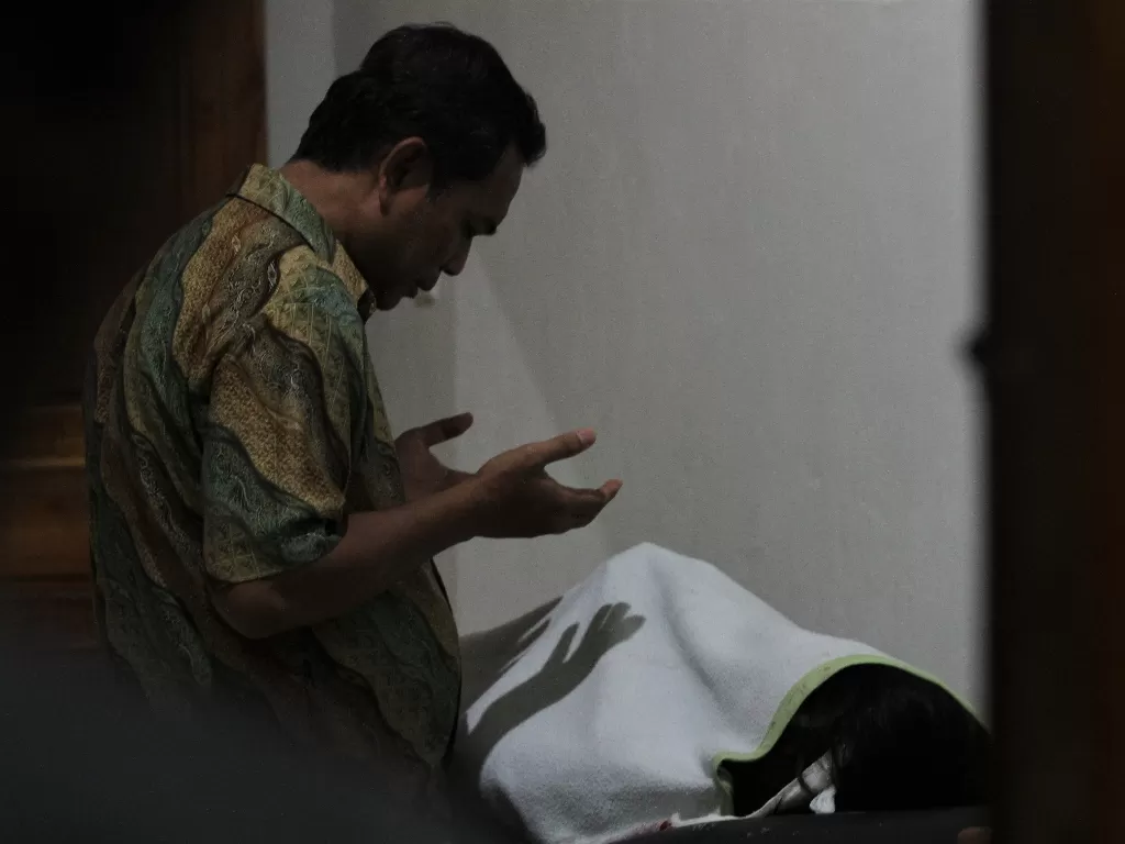 Keluarga memanjatkan doa untuk almarhum Immawan Randi (21) di RS Abunawas Kendari, Kendari, Sulawesi Tenggara, Kamis (26/9/2019). (ANTARA FOTO/Jojon/pd)