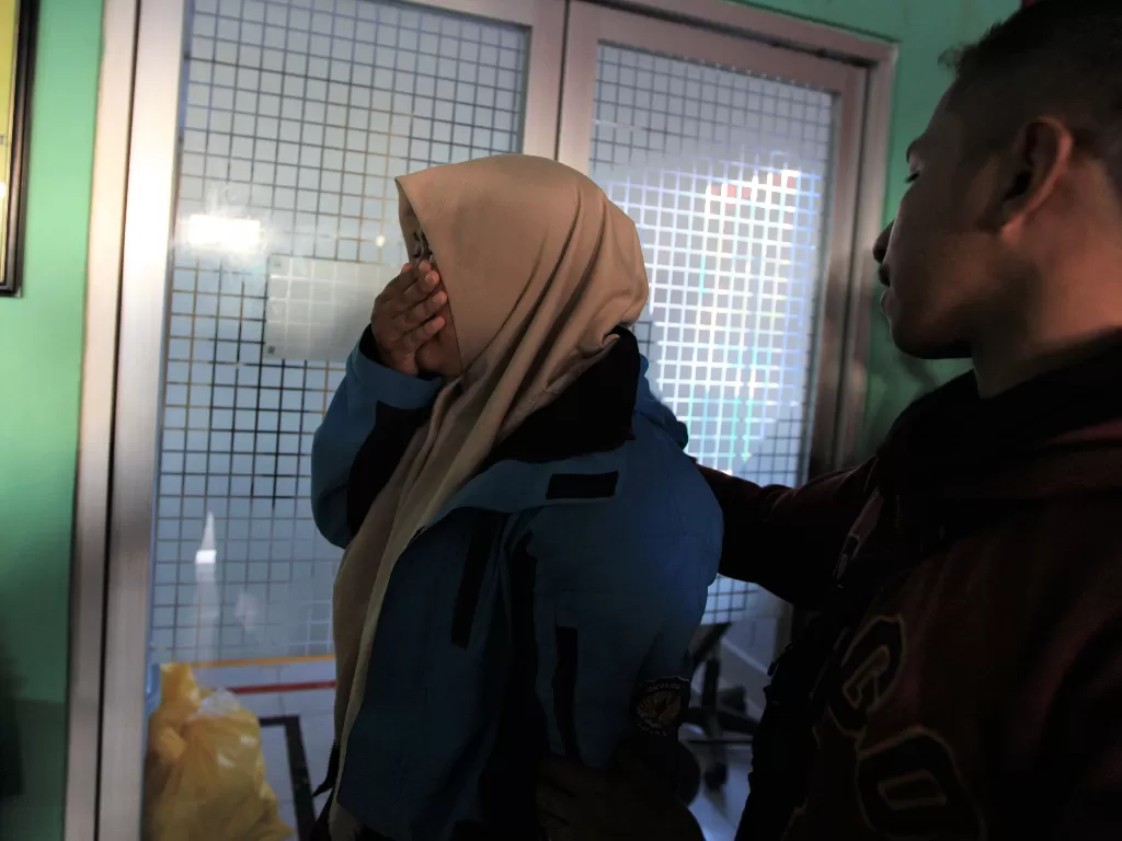Seorang mahasiswa Universitas Haluoleo menangis di depan ruang gawat darurat RS Ismoyo Kendari menanti jenazah rekannya yang tewas tertembak di Kendari, Sulawesi Tenggara, Kamis (26/9/2019).Seorang mahasiswa Universitas Haluoleo menangis di depan ruang ga