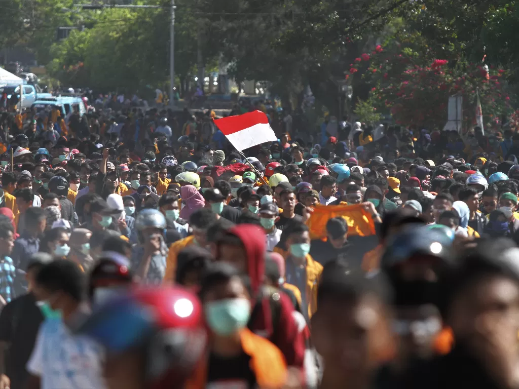 Mahasiswa berjalan menuju gedung DPRD Sulawesi Tenggara untuk melakukan aksi unjuk rasa di Kendari, Sulawesi Tenggara, Kamis (26/9). (Antara/Jojon).