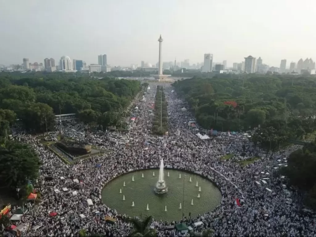 Umat muslim mengikuti aksi reuni 212 di Bundaran Bank Indonesia, Jakarta, Minggu (2/12/2018). (Antara/Sigid Kurniawan)