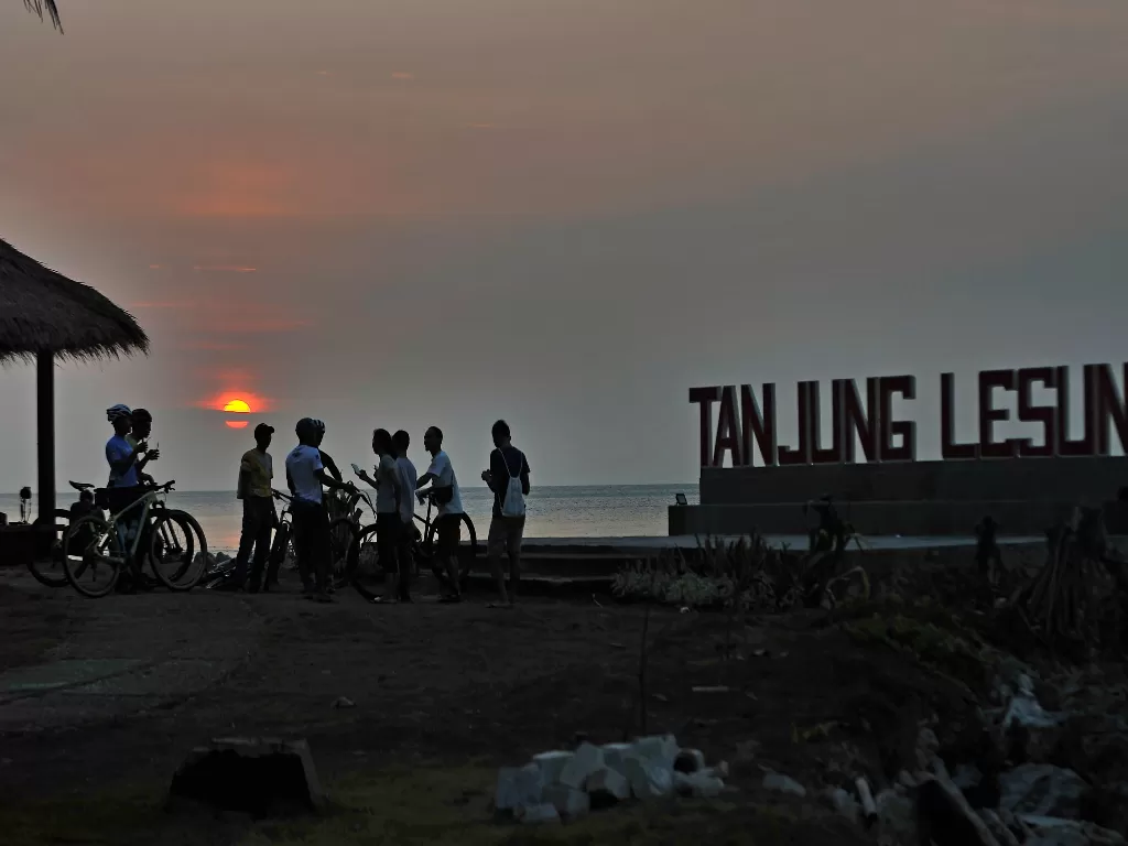 Sejumlah wisatawan menikmati suasana matahari terbenam di Pantai Tanjung Lesung, Pandeglang, Banten, Jumat (27/9/2019).(ANTARA FOTO/Asep Fathulrahman/ama)
