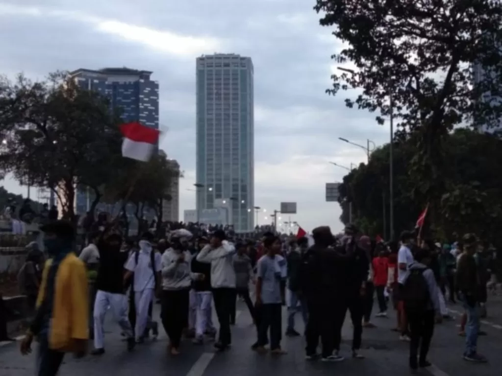 Massa berseragam putih abu-abu sempat menduduki jalan di depan Gedung DPR/MPR, Jakarta, Senin (30/9).(Indozone/Yulia Marianti)
