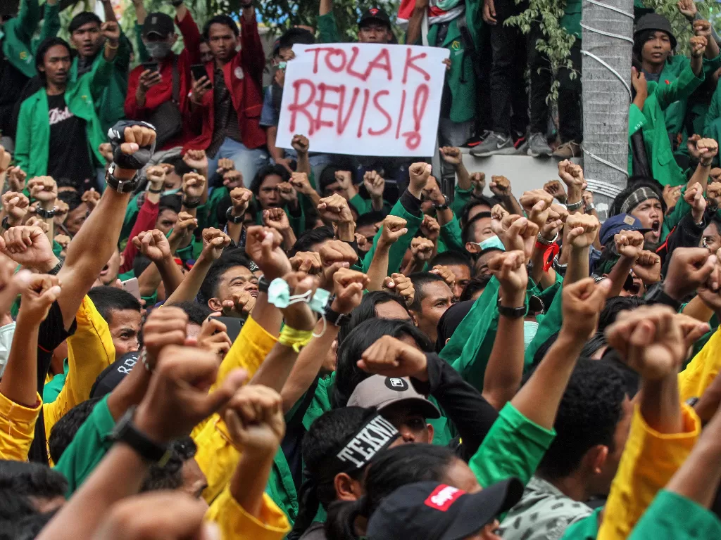 Massa mahasiswa Pasee berunjuk rasa di depan kantor DPRK Lhokseumawe dan Aceh Utara, Aceh, Selasa (24/9). Ribuan mahasiswa turun ke jalan berdemonstrasi menolak UU KPK (Antara/Rahmad).