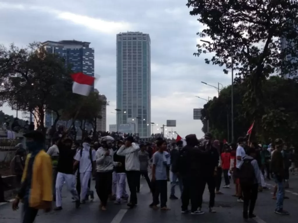 Aksi massa di sekitar Gedung DPR/MPR, Senin (30/9). (Indozone/Yulia Marianti)