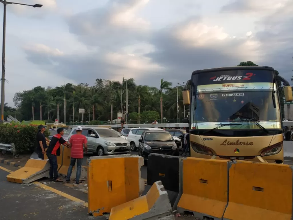 Bus antar kota Palembang-Jambi harus putar balik setelah Jalan Tol Cawang-Grogol diduduki massa, Senin (30/9).(Indozone/Yulia Marianti)