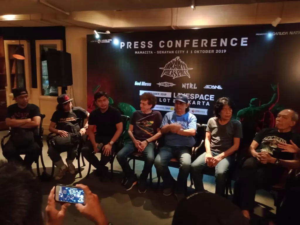 Edane dan God Bless saat sesi konferensi pers 'Jakarta Rock Space' di Jakarta (Indozone/Riki Noviana)